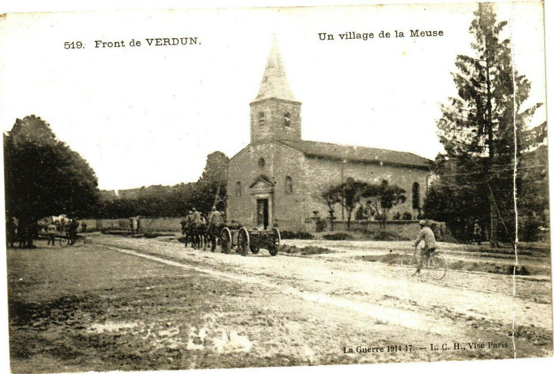Carte postale ancienne Front de Verdun - Un village de la Meuse à Verdun