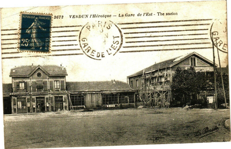 Carte postale ancienne Verdun l'Héroique - La Gare de l'Est - The station à Verdun