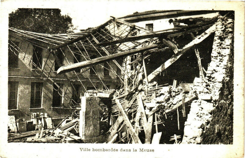 Carte postale ancienne Ville bombardés dans la Meuse