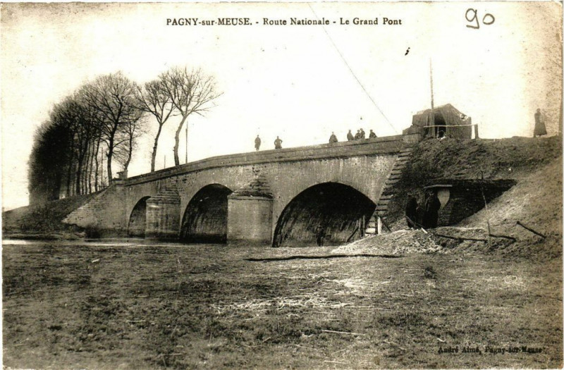 Carte postale ancienne Pagny-sur-Meuse - Route Nationale - Le Grand Pont à Pagny-sur-Meuse