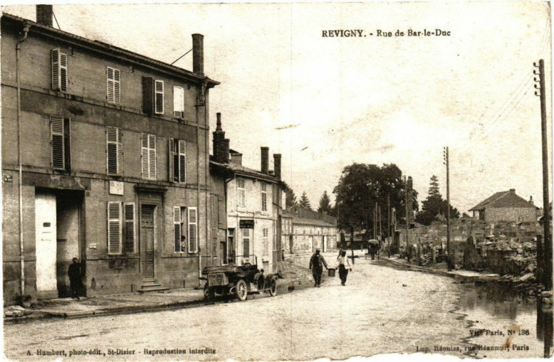 Carte postale ancienne Revigny - Rue de Bar-le-Duc à Bar-le-Duc