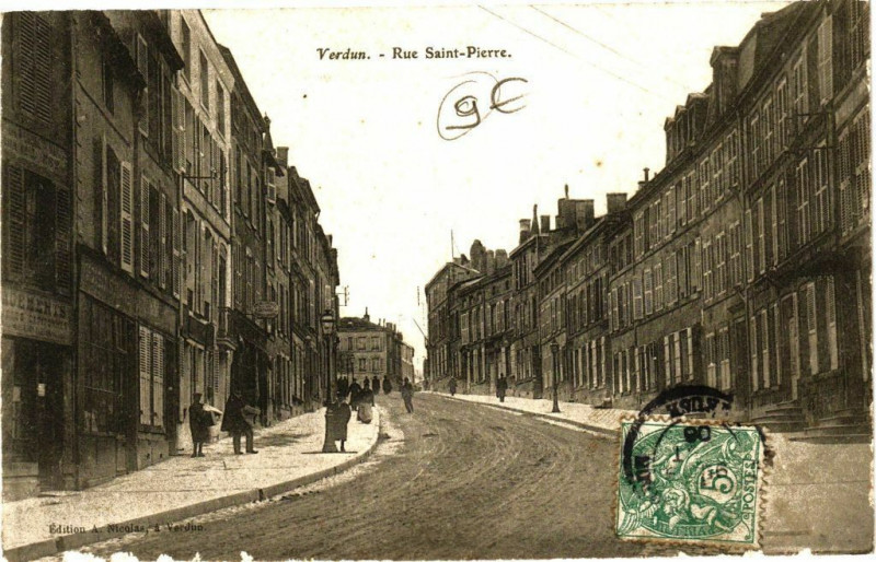 Carte postale ancienne Verdun - Rue Saint-Pierre à Verdun