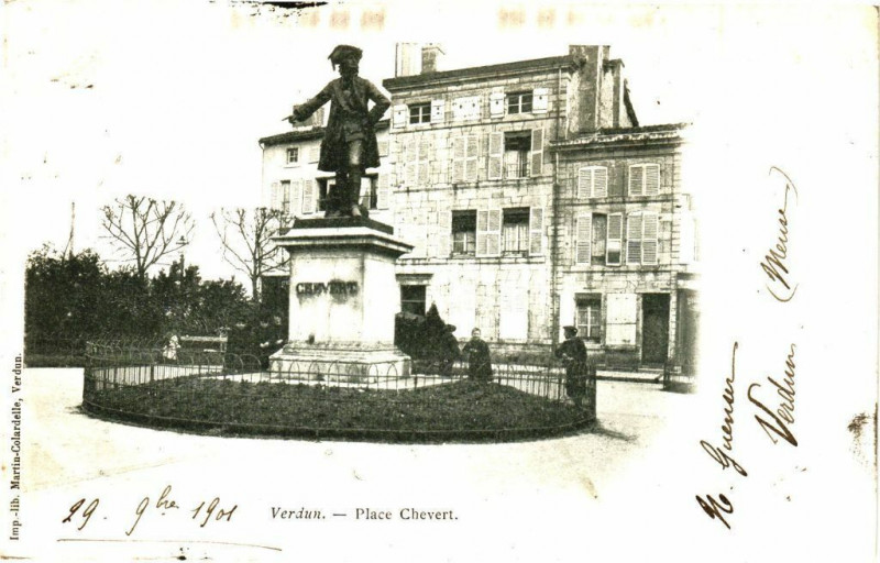 Carte postale ancienne 29-9h 1901 - Verdun - Place Chevert à Verdun
