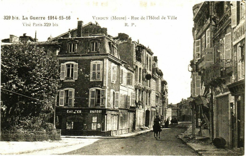Carte postale ancienne La Guerre 1914-15-16 Verdun (Meuse) - Rue de l'Hotel de Ville à Verdun