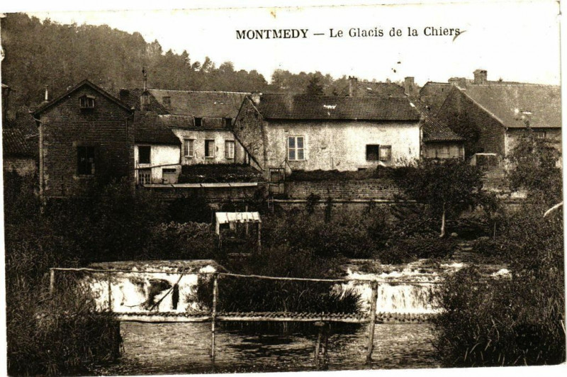 Carte postale ancienne Montmedy Le Glacis de la Chiers à Montmédy