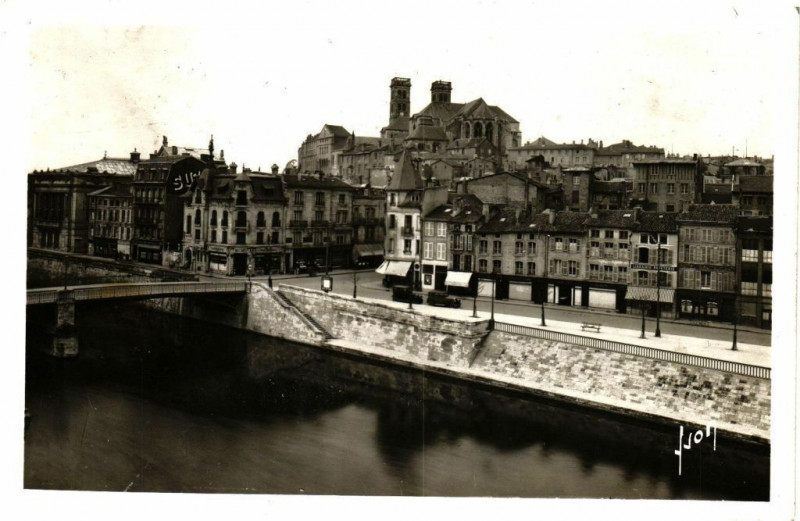 Carte postale ancienne Verdun (Meuse) La Meuse, le pont Beaurepaire et la Cathédrale à Verdun