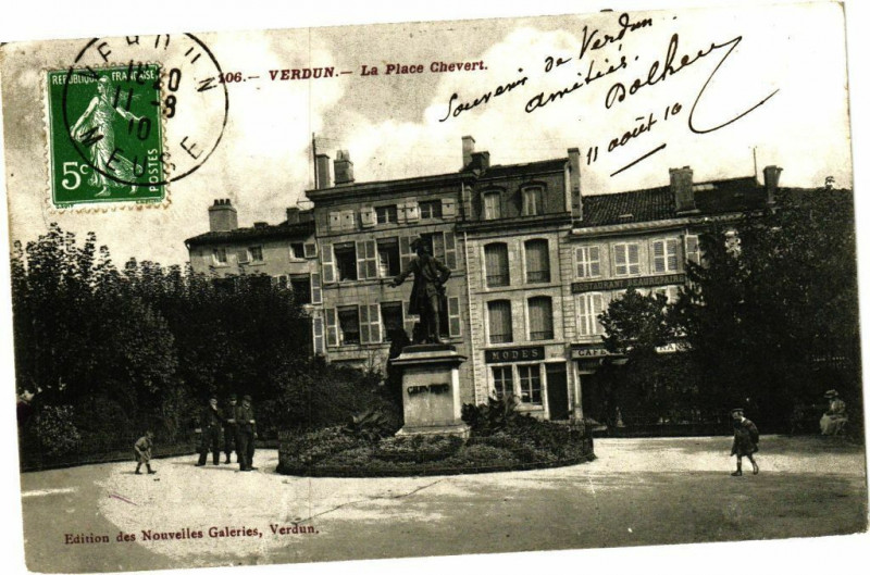 Carte postale ancienne Verdun - La Place Chevert à Verdun