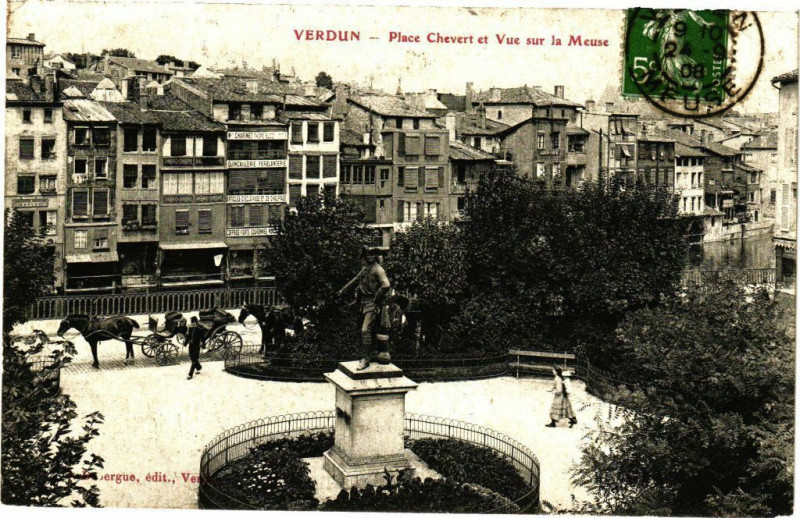 Carte postale ancienne Verdun - Place Chevert et Vue sur la Meuse à Verdun