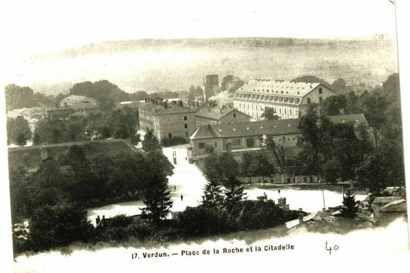 Carte postale ancienne Verdun - Place de la Roche et la Citadelle à Verdun