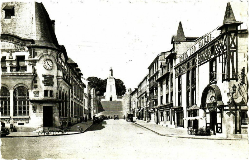 Carte postale ancienne Verdun - Avenue de la Victoire à Verdun