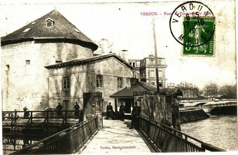 Carte postale ancienne Verdun - Poste et Passerelle in Rue à Verdun