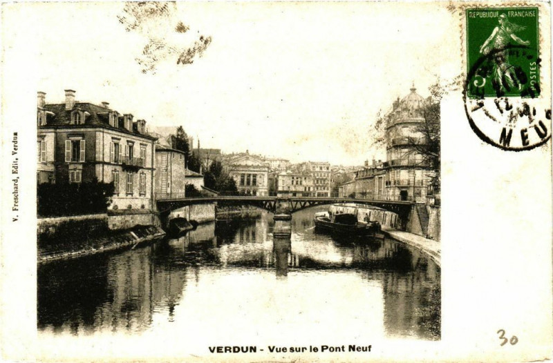 Carte postale ancienne Verdun - Vue sur le Pont Neuf à Verdun