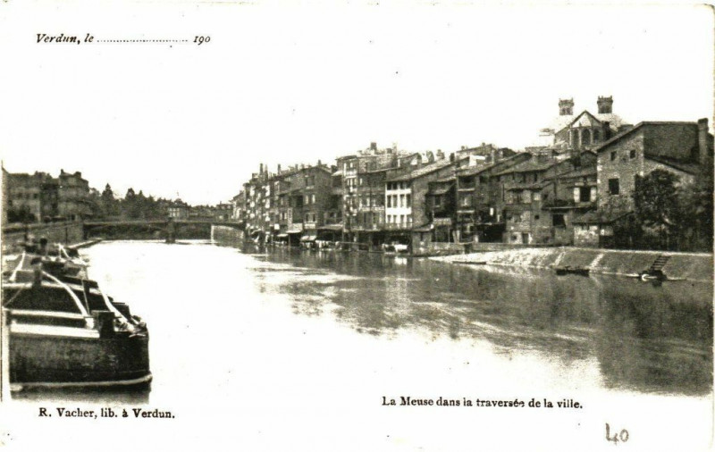 Carte postale ancienne Verdun, le ...........190..La Mouse dans la traversée de la Ville à Verdun