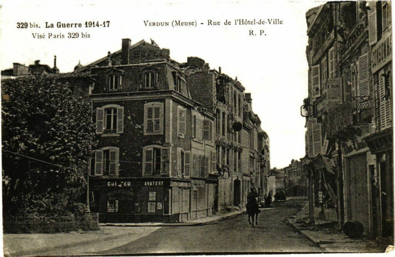 Carte postale ancienne La Guerre 1914-17 Verdun (Meuse) - Rue de l'Hotel-de-Ville à Verdun
