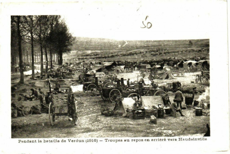 Carte postale ancienne Pendant la bataille de Verdun (1916)- Troupes au repos en ... à Verdun