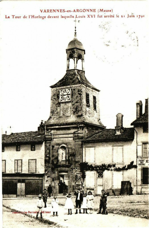 Carte postale ancienne Varennes -en-Argonne (Meuse) La Tour de l'Horloge devant ... à Varennes-en-Argonne