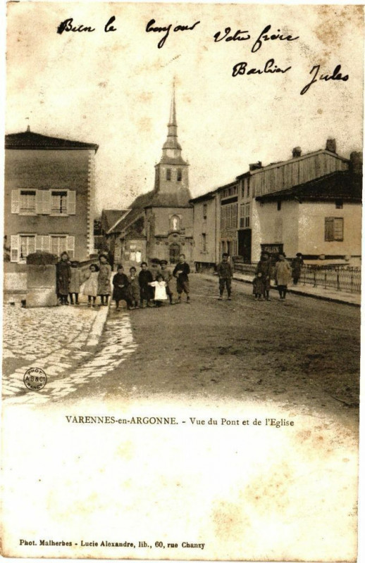 Carte postale ancienne Varennes- en-Argonne -Vue du Pont et de l'Eglise à Varennes-en-Argonne