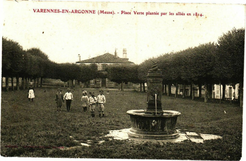 Carte postale ancienne Varennes-en-Argonne (Meuse) - Place Verte plantée par les allés... à Varennes-en-Argonne