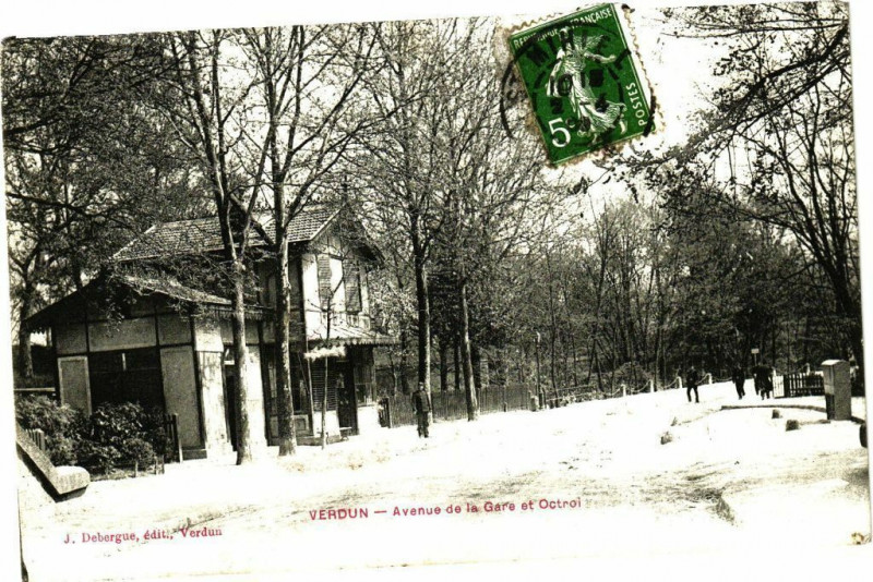 Carte postale ancienne Verdun - Avenue de la Gare et Octroi à Verdun