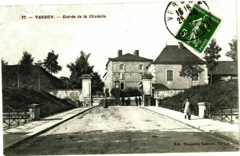 Carte postale ancienne Verdun - Entrée de la Citadelle à Verdun