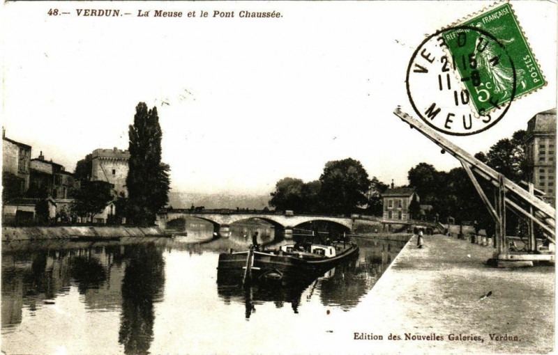 Carte postale ancienne Verdun - La Meuse et le Pont Chaussée à Verdun
