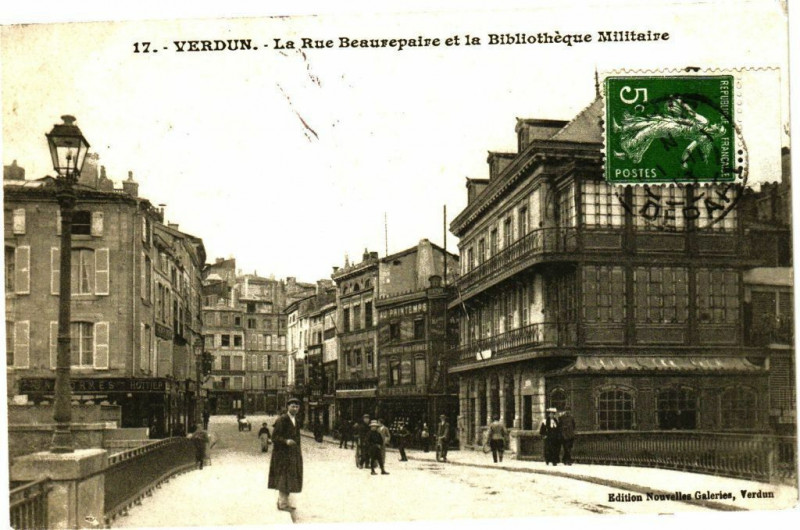 Carte postale ancienne Verdun - La Rue Beaurepaire et la Bibliothéque Militaire à Verdun