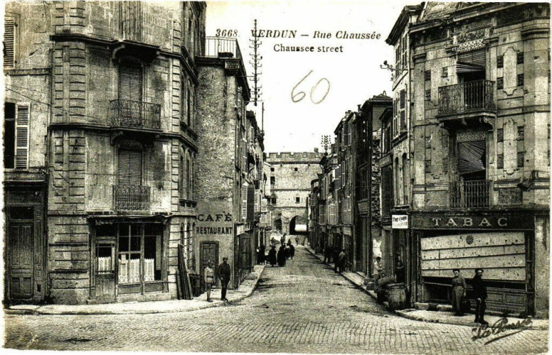 Carte postale ancienne Verdun - Rue Chaussée à Verdun