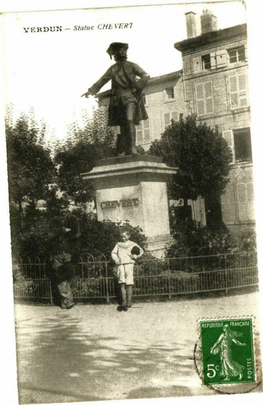 Carte postale ancienne Verdun -Statue Chevert à Verdun