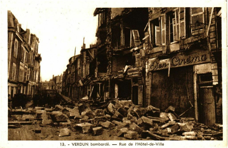 Carte postale ancienne Verdun bombardé - Rue de l'Hotel-de-Ville à Verdun