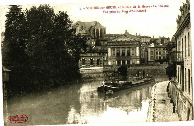 Carte postale ancienne Verdun-sur-Meuse -Un coin de la Meuse -Le Théátre -Vue prise du .. à Verdun
