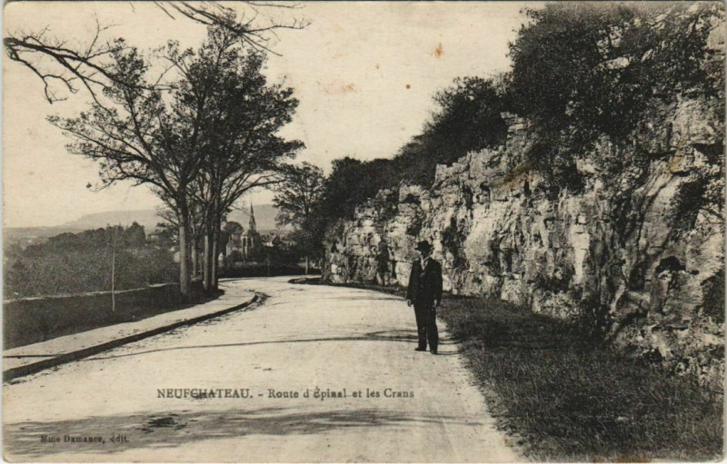 Carte postale ancienne Neufchateau Route d'Epinal et les Crans à Neufchâteau