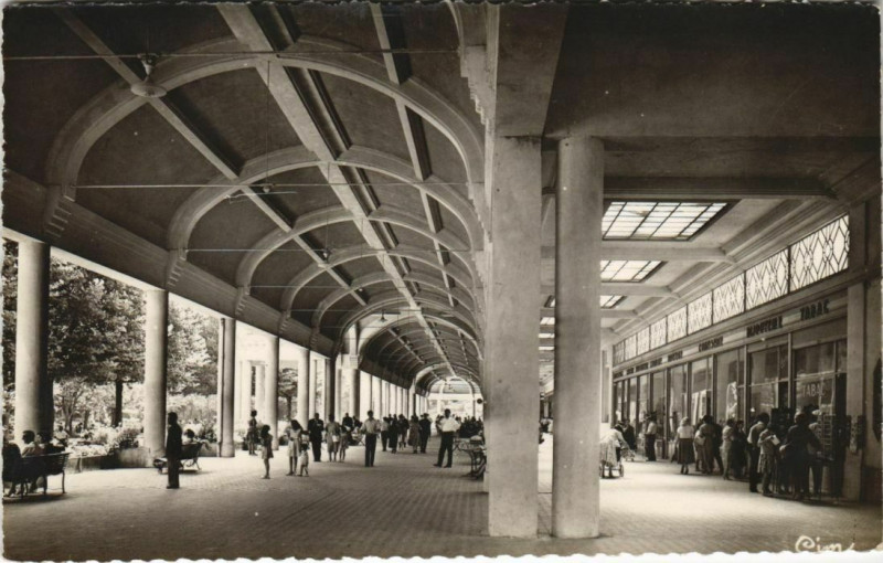 Carte postale ancienne Vittel Les Galeries du Pare à Vittel