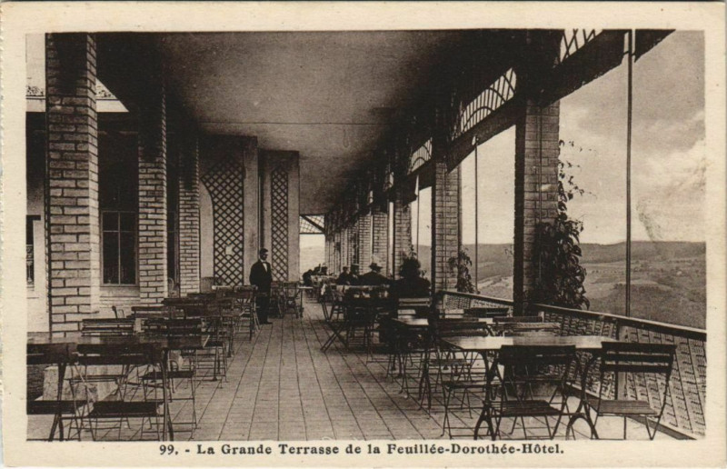 Carte postale ancienne La Grande Terrasse de la Feuillee Dorothee Hotel à Grand