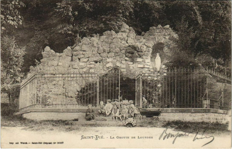Carte postale ancienne Saint-Die La Grotte de Lourdes