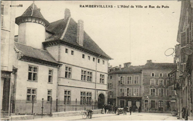 Carte postale ancienne Rambervillers L'Hotel de Ville et Rue du Puits à Rambervillers