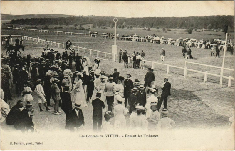 Carte postale ancienne Les Courses de Vittel Devant les Tribunes à Vittel