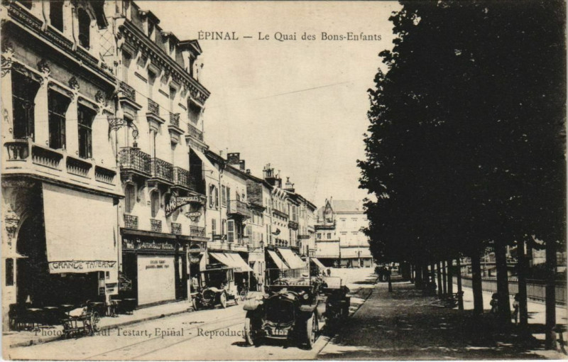 Carte postale ancienne Epinal Le Quai des Bons Enfants à Épinal
