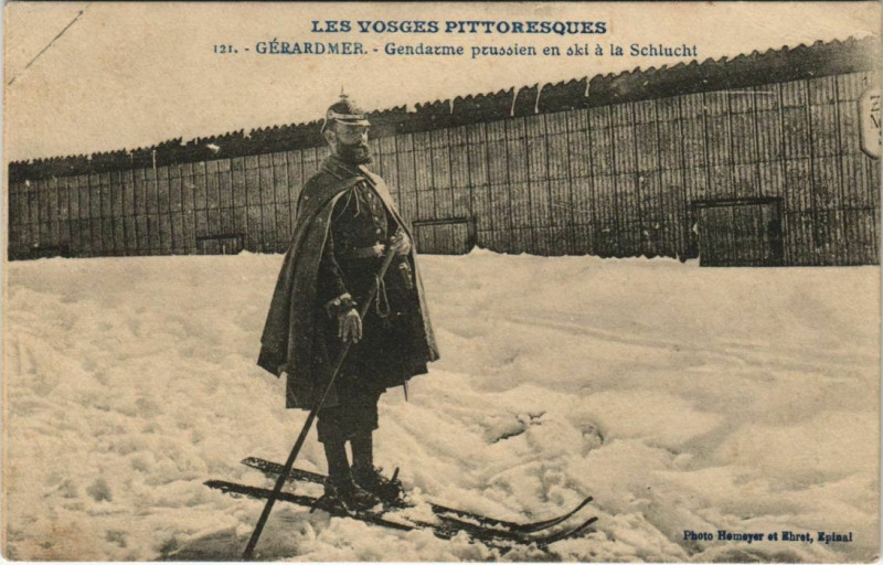 Carte postale ancienne Les Vosges Pittoresques Gerardmer Gendarme pcussien en ski la Schl à Gérardmer
