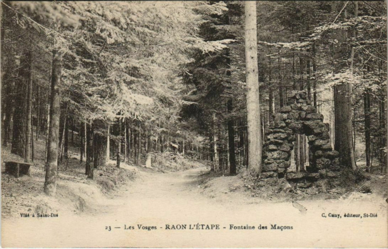 Carte postale ancienne Les Vosges Raon-l'Etape Fontaine des Macons à Raon-l'Étape