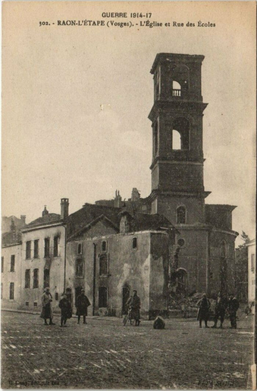 Carte postale ancienne Guerre Raon-l'Etape L'Eglise et Rue des Ecoles à Raon-l'Étape