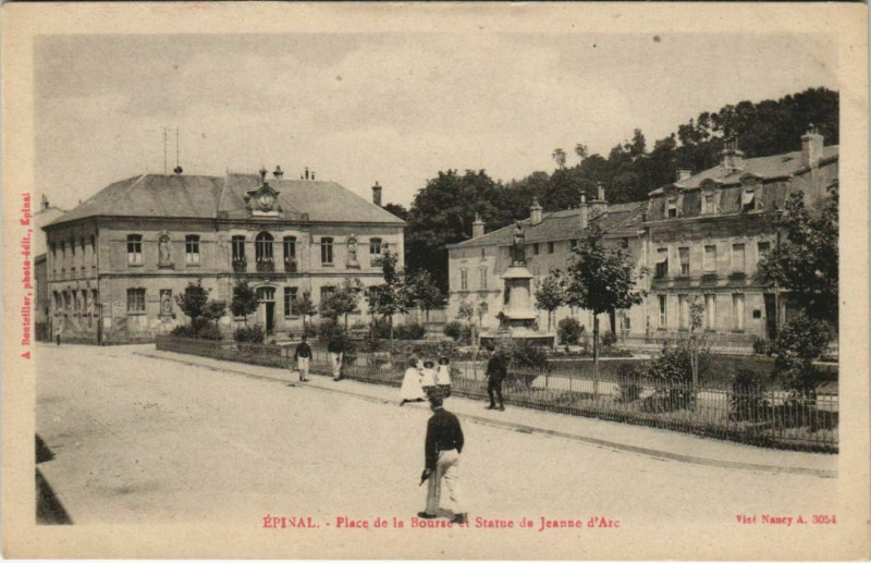 Carte postale ancienne Epinal Place de la Bourse et Statue de Jeanne d'Arc à Épinal