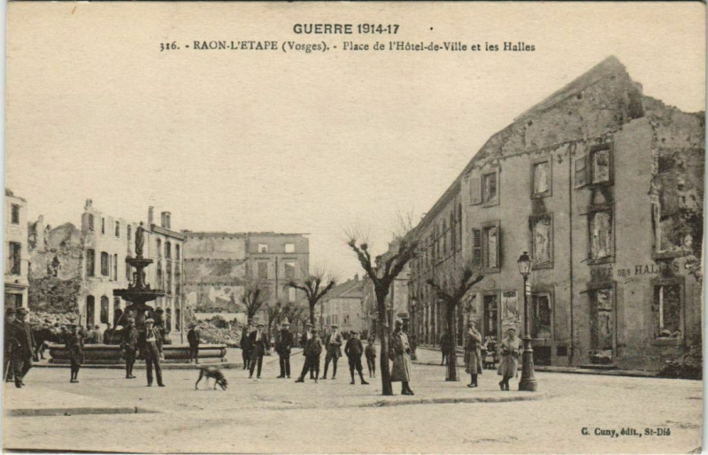 Carte postale ancienne Guerre Raon-l'Etape Place de l'Hotel de Ville et les Halles à Raon-l'Étape