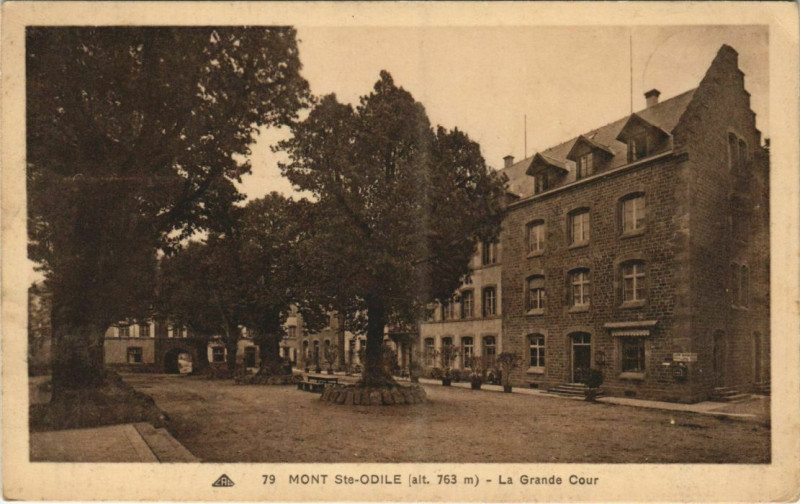 Carte postale ancienne Mont-ste-Odile Le Grande Cour à Grand
