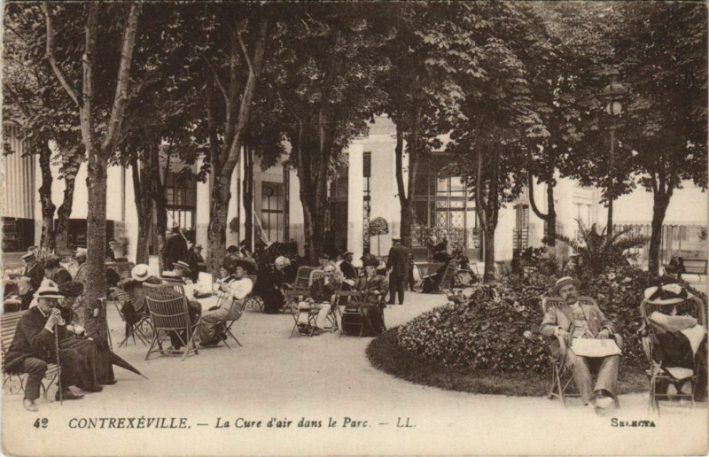 Carte postale ancienne Contrexeville Le Cure d'air dans le Parc à Contrexéville