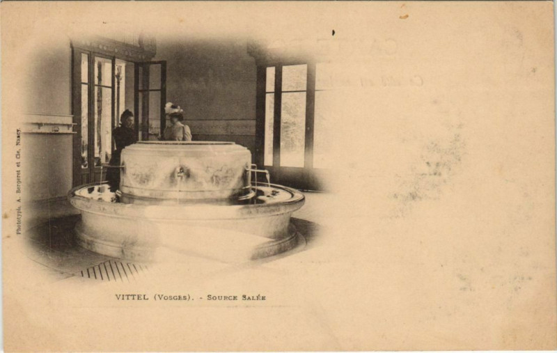Carte postale ancienne Vittel Source Salée à Vittel