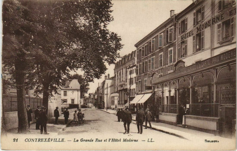 Carte postale ancienne Contrexeville Le Grande Rue et L'Hotel à Contrexéville