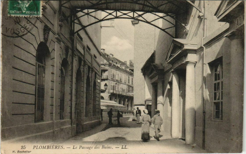 Carte postale ancienne Plombieres - Le Passage des Bains