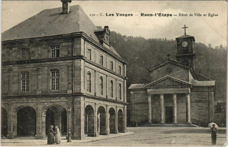 Carte postale ancienne Raon-L'Etape Hotel de Ville et Eglise à Raon-l'Étape