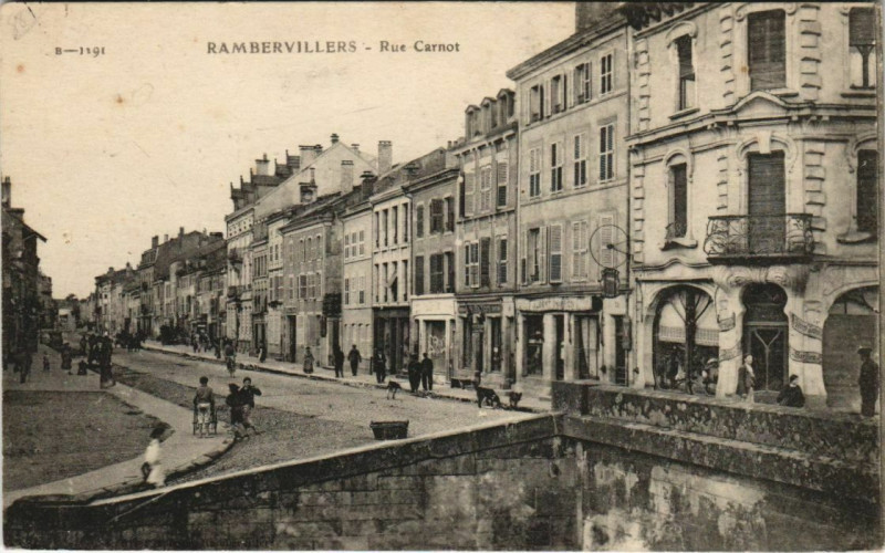 Carte postale ancienne Rambervillers - Rue carnot à Rambervillers