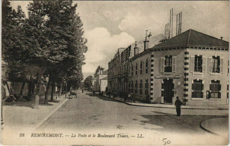 Carte postale ancienne Remiremont - La poste et le boulevard à Remiremont